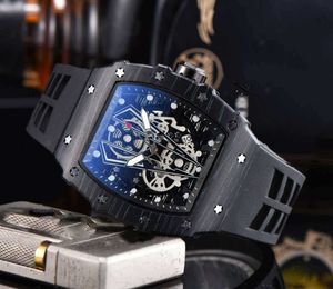 Orologi di design maschile Orologio classico al quarzo con diamanti alla moda, cinturino in caucciù con cassa per orologio in acciaio inossidabile con retro in vetro cavo