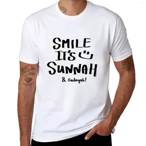 Herrtankstoppar leende det är sunnah sadaqah i t-shirt t-shirts man tom t skjortor vanliga vita män