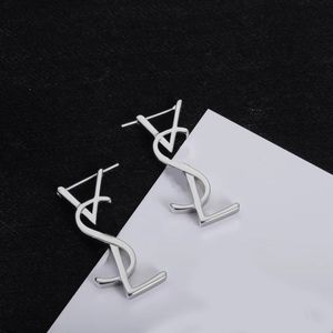 2023 Europa och USA Simple Fashion Classic Letter Women's Earrings Gift Jewelry Designer för kvinnor