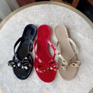 Flip Flop Terlik Mule Slayt Luxurys Loafers Damgalı Sandal Yaz Perçin Ayakkabıları Plaj Tasarımcıları Açık Ayakkabı Yürüyüşü Kauçuk Güneşli Sandale Kaydırıcılar Kadın Erkekler Düz