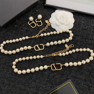 Europe and the United States light luxury fashion senior full diamond pearl necklace net red sweet cool personality temperament V letter collarbone chain female