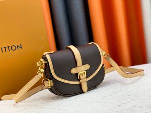 2024 Två-ton elegans axelväska-elegant designer stil med lyxig guldton hårdvaru spegel kvalitet axelväska stilig duk bälte crossbody 46740