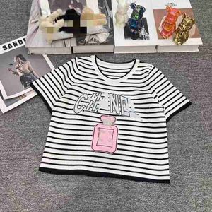 Maglia da donna Tees designer 2023 Estate Nuovo ricamo Bottiglia di profumo Lettera Abbellimento Top a maniche corte a righe in bianco e nero 4F28