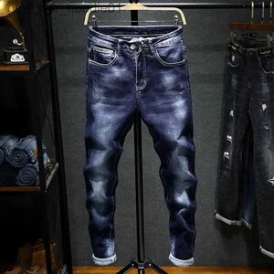 Mäns jeans 2023 Spring och Autumn New Fashion Trend Solid Colic Elastic Jeans Men Casual Slim bekväm högkvalitativ liten fotbyxor L231129