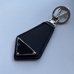 Мужчина -дизайнер Keyring Высококачественный роскошный ключ -кошелек контур черная сумка чары металлические треугольные унисекс -пружинная пряжка с серебряной платой PJ056 C23