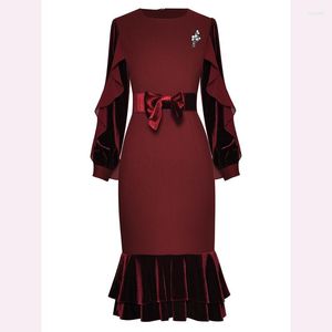 Sukienki zwykłe jakość est moda 2023 Spring o-drock potargana torba broszka z długim rękawem
