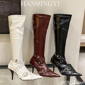 Botas KneeHigh Senhoras Vinho Salto Vermelho Moderno Apontado Toe Belt Fivela Sapatos Femininos para Mulheres Bombas Outono Moda Ocidental 231128