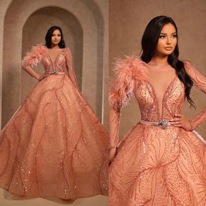 Federn Glitter Ballkleider tiefer V-Ausschnitt mit Perlenstickerei Spitze Partykleider mit langen Ärmeln Maßgeschneidertes Abendkleid