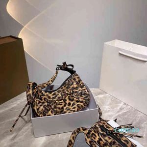 Klassiska stadsmotorcykelväskor Kvinnor handväska axel leopard tryck läder designers lyxiga crossbody kvinnliga stora kapacitet plånböcker