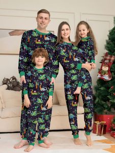 Abiti coordinati per la famiglia 2024 Pigiama natalizio Set Babbo Natale Stampa Genitore figlio Look 2 pezzi Completo Baby dog Pagliaccetto Anno Vestiti 231128