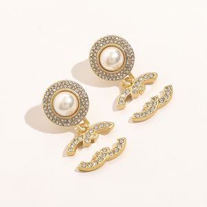 Orecchini a bottone con diamanti di perle di lusso Orecchini a forma di primavera Orecchini d'amore da donna Accessori premium Orecchini di gioielli di design retrò placcati oro 18 carati Commercio all'ingrosso