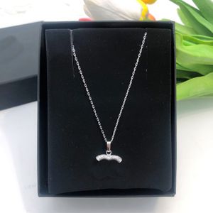 Designer Letter Ccity Fashion C Pendant Halsband Märke Guldhalsband Kvinnor smycken Metal Crystal Pearl Cjeweler Woman Gift YJJ