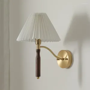 Lâmpadas de parede Modern Metal LED Walnut Wood Luz Retro Pano Abajur Decore Nordic Foyer Bed Room Llight Gold Luminária