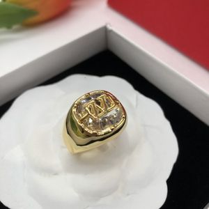 デザイナー女性Vlogo Luxury with Side Stones Band Ring Fashion v Metal Diamond Pearl Jewelry Gold Rings Women WeddingRings 22