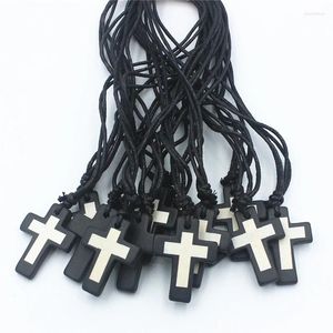 Naszyjniki wisiorek hurtowe 12pcs/partia jak kość rzeźbiona biżuteria żywica chrześcijańska cross urok wisiorki amulet xl084