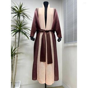 Casacos de Trench das Mulheres Miyake Casaco Plissado Moda Capa Mulheres Dubai Arab-up Court Estilo Grande Tamanho Longo Robe 2023