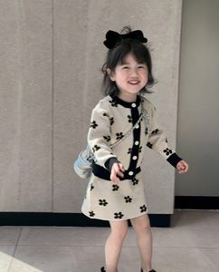 2024 Spring Girls Flowers Sticked Clothes Set Kids Round Collar Långärmad tröja Cardigan kjol 2st Lady Style Children Princess Outfits Z5674