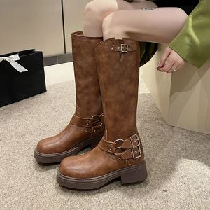 Stivali Moda Cintura con fibbia Stivali gotici per donna Marrone Tacco spesso Stivali da combattimento alti al ginocchio Donna Plus Size 42 Punk Lungo Botas Donna 231129