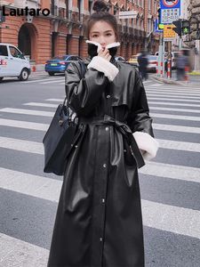 Женский кожаный плащ из искусственной кожи Lautaro, зимний длинный теплый толстый плащ для женщин с меховым поясом внутри, свободная корейская модная парка на подкладке 231129