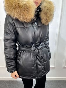 Kvinnor Trenchockar Janveny Vattentät vinterläderjacka Kvinnor Tjock motorcykelrock med Belt Faux Pu Leather Female Parkas Real Raccoon Fur 231129