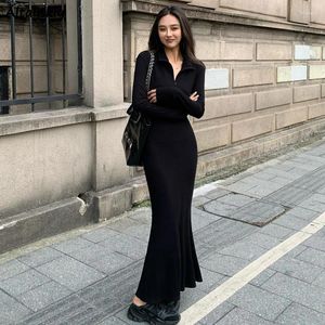 Sukienki zwyczajne Kobiety Podstawowy zamek błyskawiczny z długim rękawem w V-deck Pure Black Maxi Fashion Street Modern Seksowna wiosenna wiosenna jesień wdzięczna prosta prosta