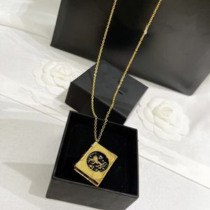 Designer lyxiga kvinnor halsband gul bok kan öppna lejon hänge tröja kedja mässing o-formade kedjor klassiska charm smycken levererar systrar överraskande gåva