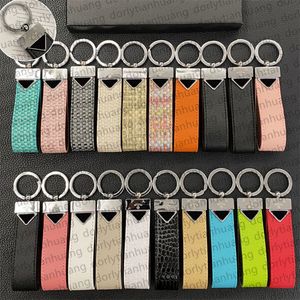 جلود مفاتيح العلامة التجارية مصمم سلسلة مفاتيح المثلث المثلث الفاخر P Car Key Ring Womens Buckle Buckle Keychain Men Men Women Accesitory Exclseories Pendant