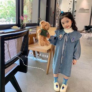 Abiti da ragazza Gonna di jeans per bambina per bambini 2023 Abito alla moda con risvolto grande ricamato versione coreana primaverile