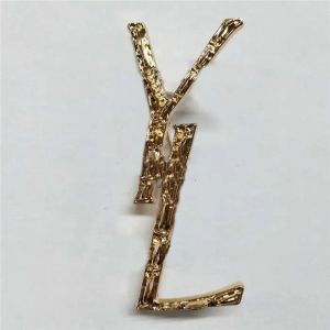 The 2021 electroplated brooch is an all-purpose gold and silver LS Western neck sweater dress accessory for men women withLetter logo Y personalized fashion