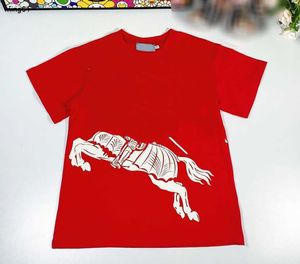 Varumärkesdesigner barn t-shirt röd pojke flicka kort ärmstorlek 100-160 sommar babykläder hästmönster tryckning barn tees november november