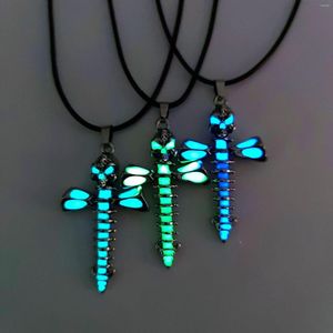 Подвесные ожерелья светящиеся Cross Dragonfly Men NightClub Accessories Accessories Gift для вашего любовника из нержавеющей стали и скрыть веревку цепи