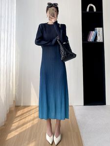 Casual klänningar Miyake veckad gradientfärgklänning Elastisk rund krage långärmad elegant stil lösa kvinnor 2023 Autumn Fashion