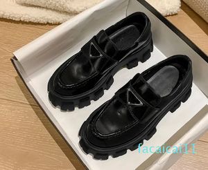 Loafers designer skor mjuk cowhide plattform sneakers gummi svart glänsande läder chunky rund huvud sneaker tjock botten