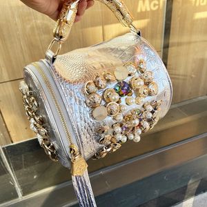 Kvällspåsar Luxur Designer Handväska för kvinnors plånböcker och handväska handgjorda pärlkuddkuddväska avslappnad silver hink messenger axel 231130