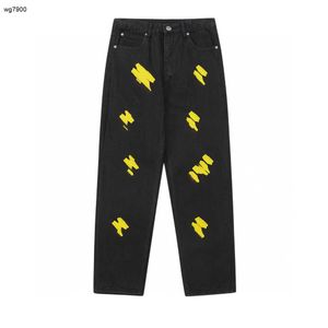 Luksusowe męskie dżinsy Designerowe ubranie do męskich jesiennych spodni mody graffiti skórzane logo chłopiec spodnie swobodne wygodne spodnie nóg 30 listopada