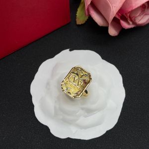 デザイナー女性Vlogo Luxury with Side Stones Band Ring Fashion v Metal Diamond Pearl Jewelry Gold Rings Women WeddingRings TGT332222