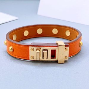 Hochwertiger Markenschmuck aus echtem Lederarmband für Damen, Nietenmanschette, Edelstahlarmband, Dupe-Markenschmuck