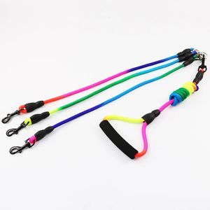 Collari per cani Guinzagli Guinzaglio per cani da compagnia Guinzaglio doppio per cani gemelli Corda per cani in nylon colorato Passeggiata 2/3 cani Guinzaglio staccabile Manico in schiuma anti-impigliamento 1,9 m 231129