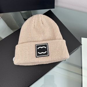 Luxurys Designer Winter Knitted Beanie Woolen Hatブランド女性のためのダブルレターチャンキーニット濃い暖かいフェイクファーポムビーニー帽子女性ボンネットビーニーキャップ24色