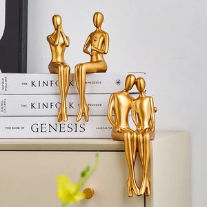 Nyhetsartiklar Modernt rum Ornament Desk Tillbehör Heminredning Abstract Par Statue Golden Miniatures Bookhelf Decoration Harts Gift 231129