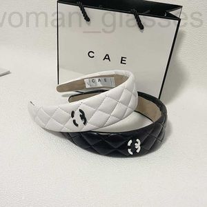 Copricapo Accessori per capelli designer coreano Nuovo stile di moda Cerchio Design classico Donna Clip da amore Regalo premium in bianco e nero 4K3P