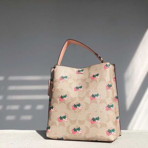 Olika stilar Desingers Handväskor Coabag Designer Bag Axelväskor Kvinnor Strawberry Print Bucket Bag Läderplånbok Shopping Tote Bag Crossbody Väskor 230207