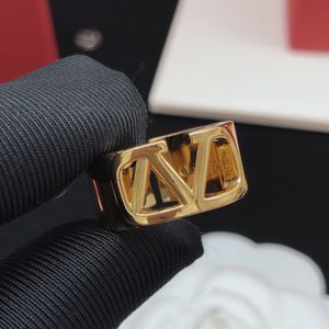 Дизайнерская женщина Vlogo Luxury с боковыми камнями Band Ring Fashion v Металлиальная бриллиантовая жемчужная ювелирные изделия Золотые кольца Женские обручальные кольца 22WW