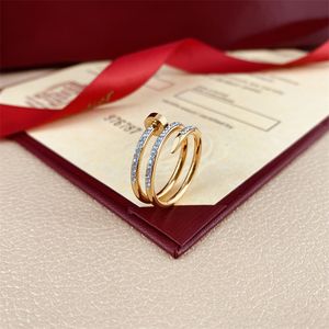 豪華なデザイナーNew 18K Gold Love Dimond Nail Ring Jewelryプロセスステンレススチールカップルリングジュエリーはアレルギーではなくフェードしません