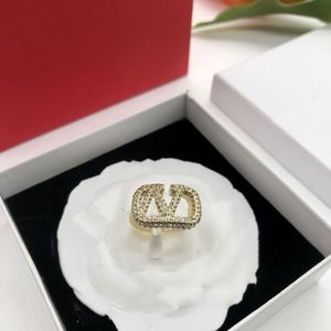 デザイナー女性Vlogo Luxury with Side Stones Band Ring Fashion v Metal Diamond Pearl Jewelry Gold Rings Women WeddingRings Tyee33