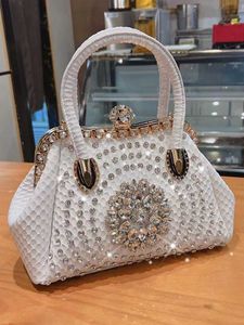 Bolsas de ombro novos diamantes de moda de luxo Handbag 2023 Design de couro Retro Reth Rhinestones Bag Messenger portátil 230426