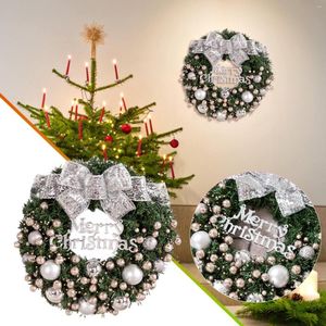 Dekorativa blommor julkransar med silverfärgade bågar och bollar framför dörr väggfest välkomnande skylt för utanför