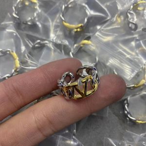 Дизайнерская женщина Vlogo Luxury с боковыми камнями кольцо кольцо мода v Металлиальная бриллиантовая жемчужная ювелирные изделия Золотые кольца Женские обручальные кольца 2HJ22RT