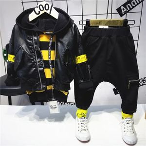 衣類セットキッズボーイズ服子供フェイクレザージャケットフーディーパンツ3PCSスーツ秋の冬の子供231130