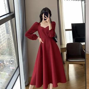 Abiti casual Elegante gonna lunga francese al ginocchio urbano da donna colletto quadrato tinta unita abito rosso arruffato banchetto per feste abiti formali